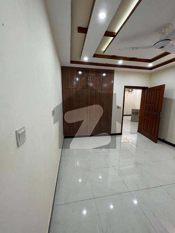زراج ہاؤسنگ سکیم اسلام آباد میں 5 کمروں کا 10 مرلہ مکان 3.45 کروڑ میں برائے فروخت۔