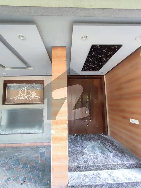 بحریہ ٹاؤن سیکٹر سی بحریہ ٹاؤن لاہور میں 5 کمروں کا 12 مرلہ مکان 1.35 لاکھ میں کرایہ پر دستیاب ہے۔
