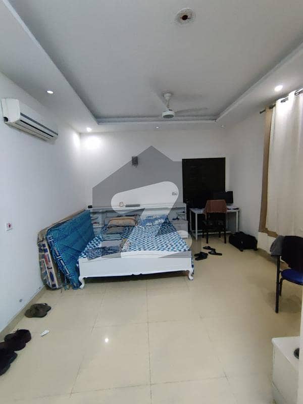 ڈی ایچ اے فیز 2 ڈیفنس (ڈی ایچ اے) لاہور میں 1 کمرے کا 5 مرلہ کمرہ 35 ہزار میں کرایہ پر دستیاب ہے۔