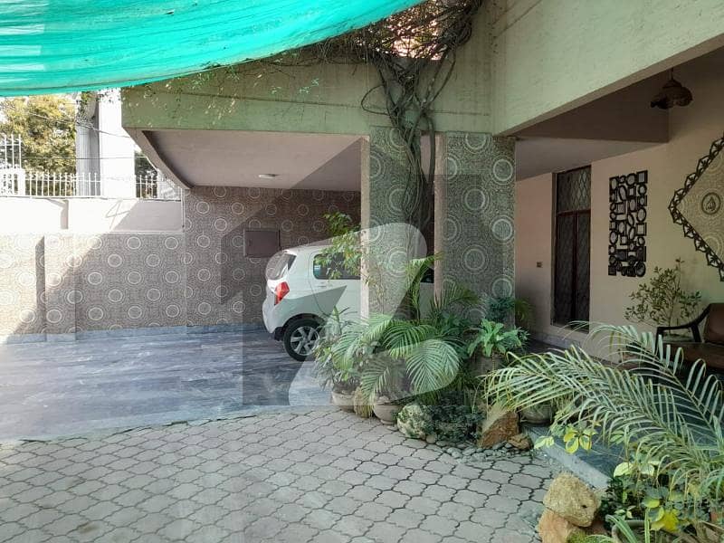 گارڈن ٹاؤن - احمد بلاک گارڈن ٹاؤن لاہور میں 5 کمروں کا 1.15 کنال مکان 7.5 کروڑ میں برائے فروخت۔