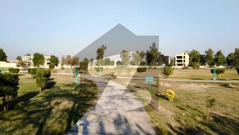 چنار باغ لاہور میں 4 کنال رہائشی پلاٹ 3.5 کروڑ میں برائے فروخت۔