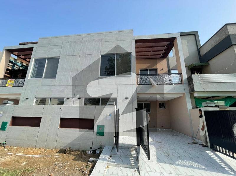DESIGNER HOUSE 5 MARLA FOR SALE IN GARDENIA BLOCK SECTOR C BAHRIA TOWN LAHORE