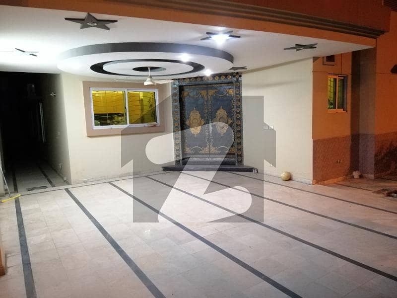 نیواقبال پارک کینٹ کینٹ لاہور میں 4 کمروں کا 8 مرلہ مکان 2.2 کروڑ میں برائے فروخت۔