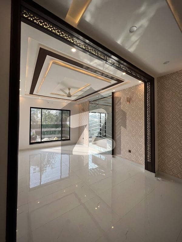 کینال ویلی مین کینال بینک روڈ لاہور میں 6 کمروں کا 10 مرلہ مکان 3.4 کروڑ میں برائے فروخت۔