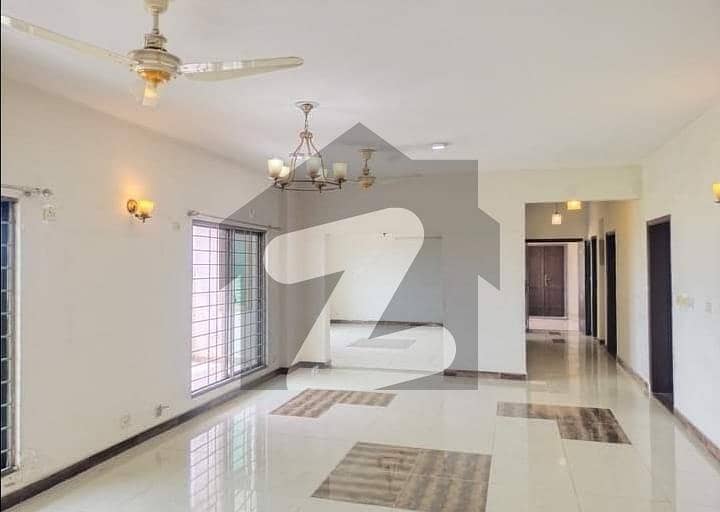 کیولری گراؤنڈ لاہور میں 6 کمروں کا 2 کنال مکان 14 کروڑ میں برائے فروخت۔