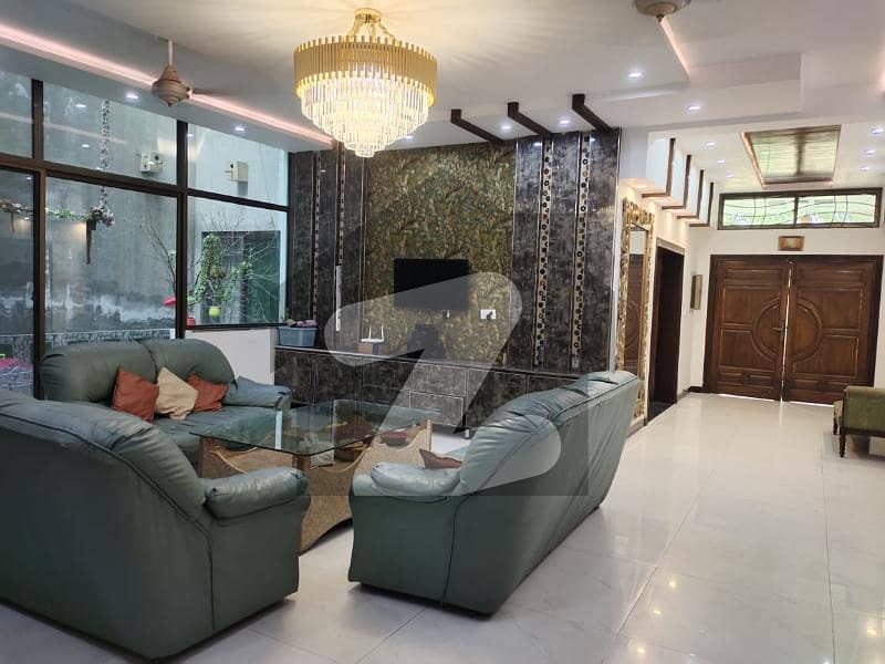 پی آئی اے ہاؤسنگ سکیم لاہور میں 8 کمروں کا 1 کنال مکان 5.25 کروڑ میں برائے فروخت۔