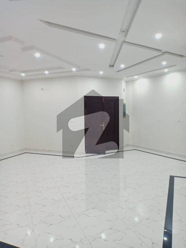 ایم ایم عالم روڈ گلبرگ لاہور میں 11 کمروں کا 1 کنال عمارت 22 کروڑ میں برائے فروخت۔