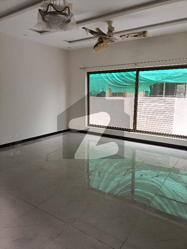 جناح سُپر مارکیٹ ایف ۔ 7 مرکز ایف ۔ 7 اسلام آباد میں 6 کمروں کا 18 مرلہ دکان 23.5 کروڑ میں برائے فروخت۔