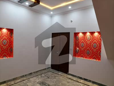 آفیسر کالونی لاہور میں 3 کمروں کا 5 مرلہ مکان 1.6 کروڑ میں برائے فروخت۔