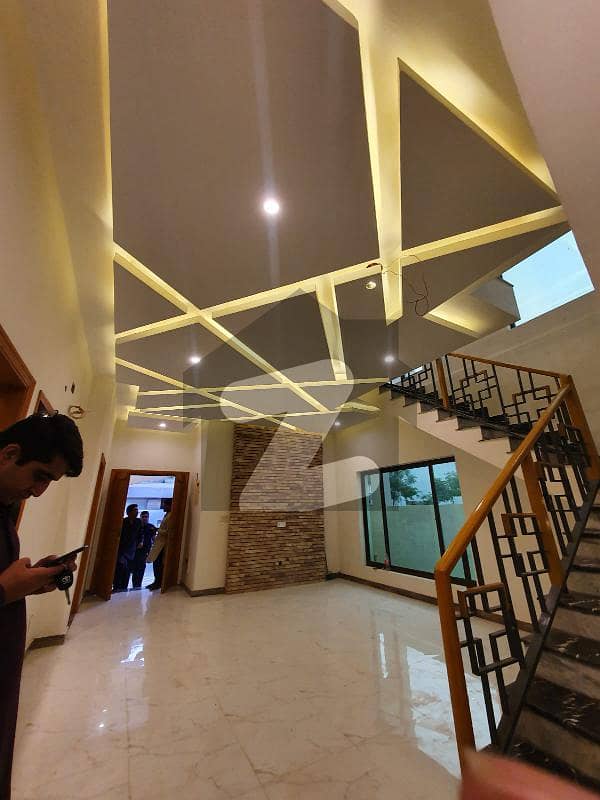 بحریہ ٹاؤن ۔ بلاک ای ای بحریہ ٹاؤن سیکٹرڈی بحریہ ٹاؤن لاہور میں 3 کمروں کا 1 کنال بالائی پورشن 60 ہزار میں کرایہ پر دستیاب ہے۔