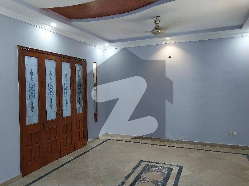 پی آئی اے ہاؤسنگ سکیم لاہور میں 6 کمروں کا 15 مرلہ مکان 1.3 لاکھ میں کرایہ پر دستیاب ہے۔