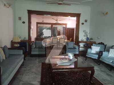 حیات آباد فیز 2 حیات آباد پشاور میں 7 کمروں کا 1 کنال مکان 10 کروڑ میں برائے فروخت۔