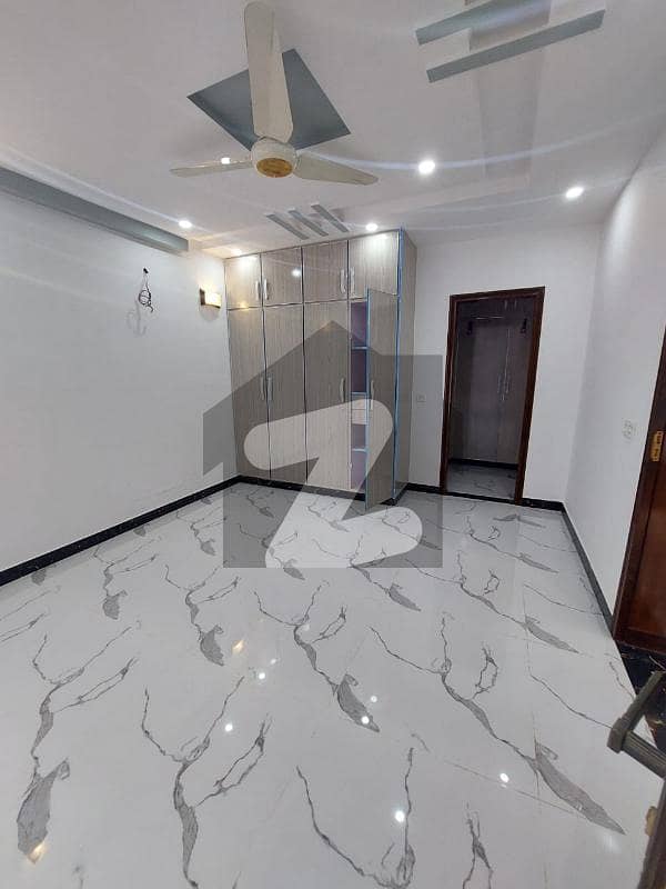 ڈیوائن گارڈنز لاہور میں 4 کمروں کا 10 مرلہ مکان 1.3 لاکھ میں کرایہ پر دستیاب ہے۔