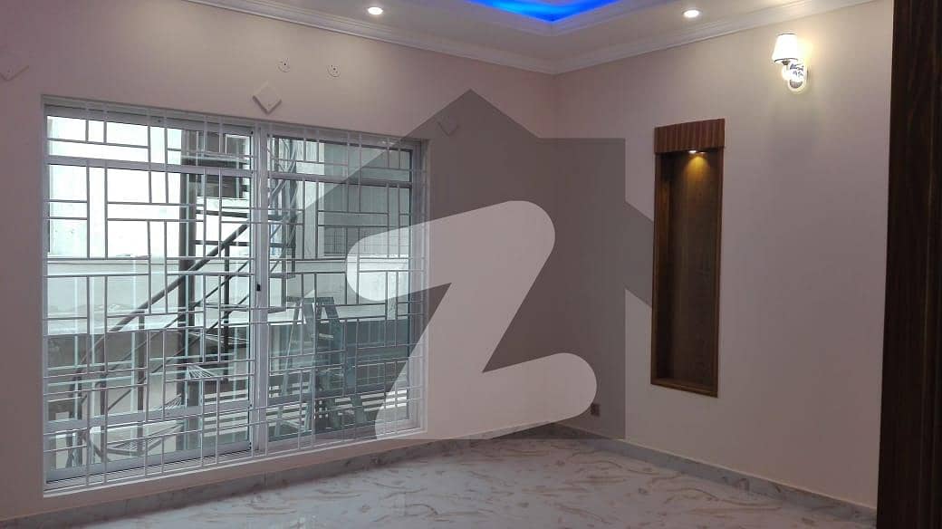 مارگلہ ویو ہاؤسنگ سوسائٹی ڈی ۔ 17 اسلام آباد میں 4 کمروں کا 9 مرلہ مکان 2.7 کروڑ میں برائے فروخت۔