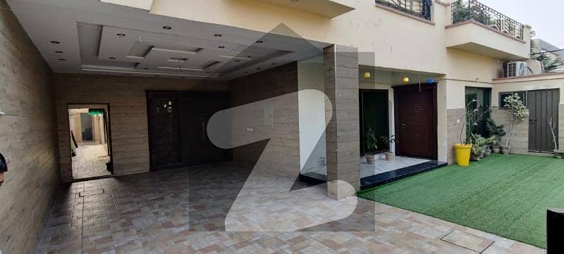 فیصل ٹاؤن لاہور میں 6 کمروں کا 1 کنال مکان 7 کروڑ میں برائے فروخت۔