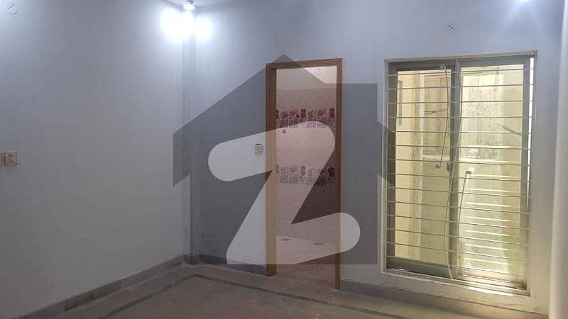 الحمرا ٹاؤن لاہور میں 2 کمروں کا 5 مرلہ فلیٹ 30 ہزار میں کرایہ پر دستیاب ہے۔