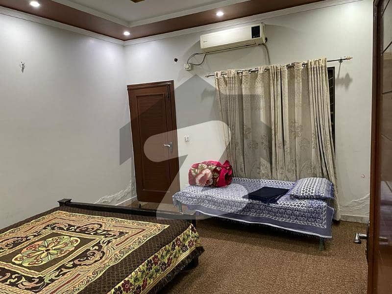 پی آئی اے ہاؤسنگ سکیم لاہور میں 3 کمروں کا 7 مرلہ مکان 2.5 کروڑ میں برائے فروخت۔