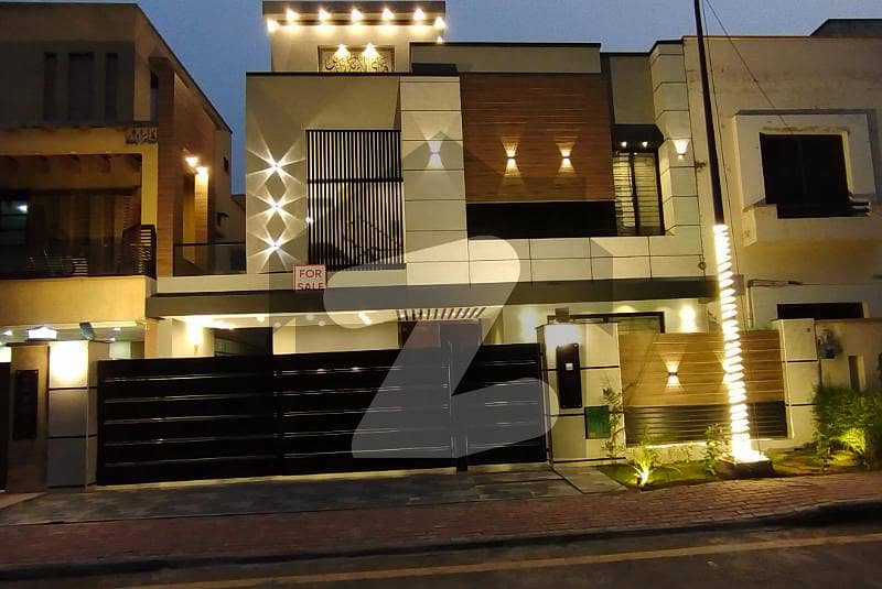 بحریہ ٹاؤن سیکٹر سی بحریہ ٹاؤن لاہور میں 5 کمروں کا 10 مرلہ مکان 3.8 کروڑ میں برائے فروخت۔