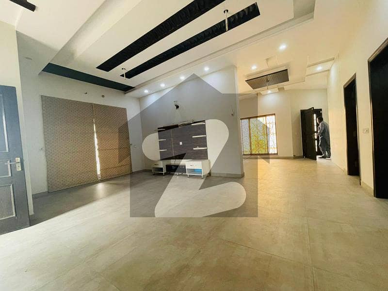 بحریہ ٹاؤن سیکٹرڈی بحریہ ٹاؤن لاہور میں 5 کمروں کا 1 کنال مکان 5.3 کروڑ میں برائے فروخت۔