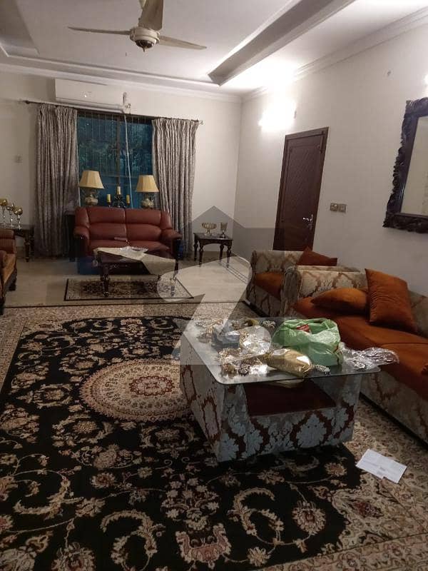 پی آئی اے ہاؤسنگ سکیم لاہور میں 6 کمروں کا 1 کنال مکان 4.4 کروڑ میں برائے فروخت۔