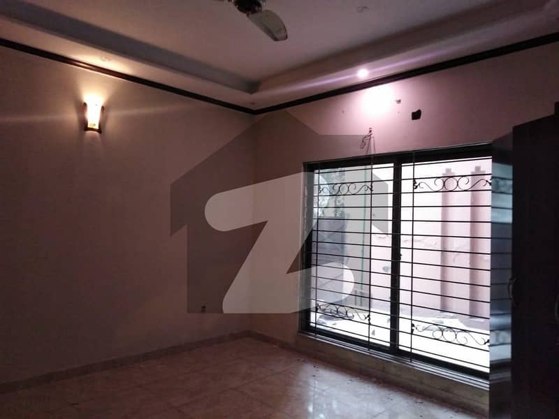 31 Marla House In Model Town - Block R Is Available