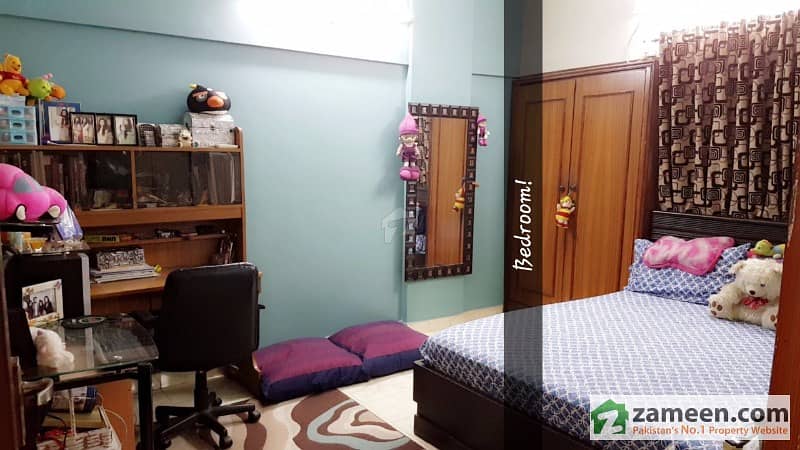 First Floor 5 Room Flat in GulistaneJauher Block 17 Near 786 Medicos