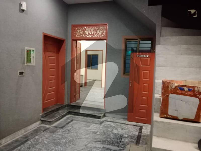 الرحمان گارڈن فیز 2 الرحمان گارڈن لاہور میں 2 کمروں کا 5 مرلہ مکان 25 ہزار میں کرایہ پر دستیاب ہے۔