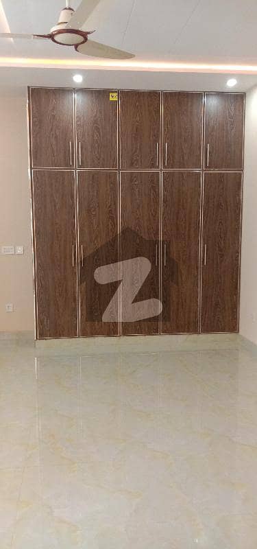 ایل ڈی اے ایوینیو ۔ بلاک سی ایل ڈی اے ایوینیو لاہور میں 5 کمروں کا 10 مرلہ مکان 2.35 کروڑ میں برائے فروخت۔