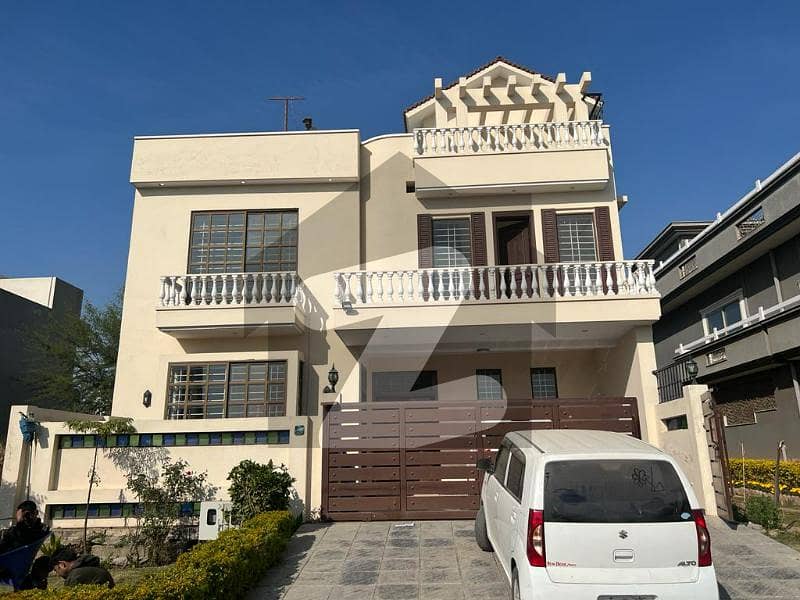 D-12/2(35*70)=272-sq Yds 6-bed Room Well Maintained House For Sale.
