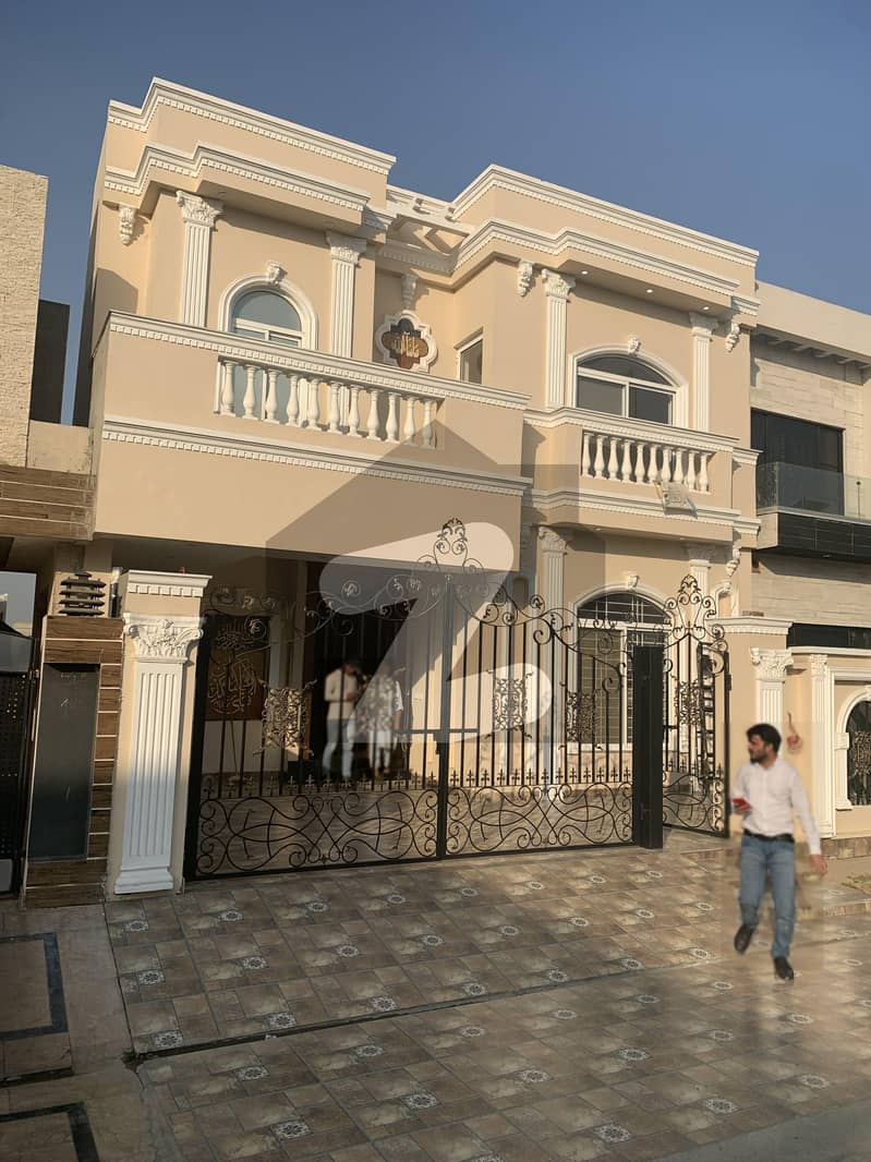 1 Kanal House Near To Commercial Market
