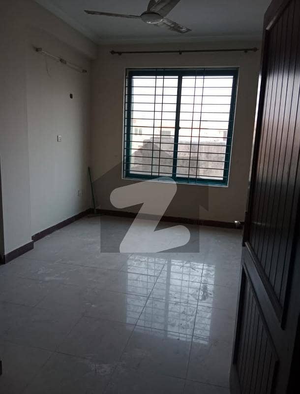 چکلالہ سکیم 3 چکلالہ سکیم راولپنڈی میں 2 کمروں کا 5 مرلہ فلیٹ 40 ہزار میں کرایہ پر دستیاب ہے۔