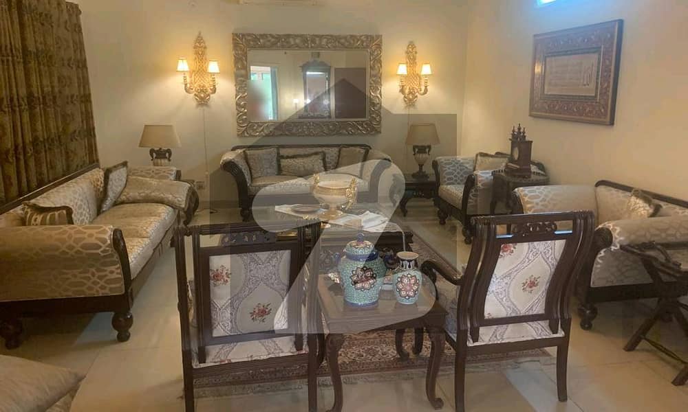 ریوینیو سوسائٹی لاہور میں 7 کمروں کا 2 کنال مکان 7 کروڑ میں برائے فروخت۔