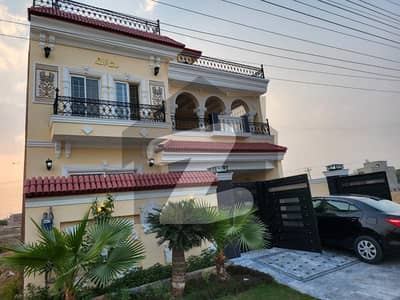 Superb Location 10 Marla Facing Park House Available For Sale In Lda Avenue - Block M