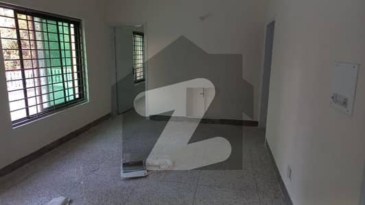 ایف ۔ 10 اسلام آباد میں 4 کمروں کا 15 مرلہ مکان 2.25 لاکھ میں کرایہ پر دستیاب ہے۔