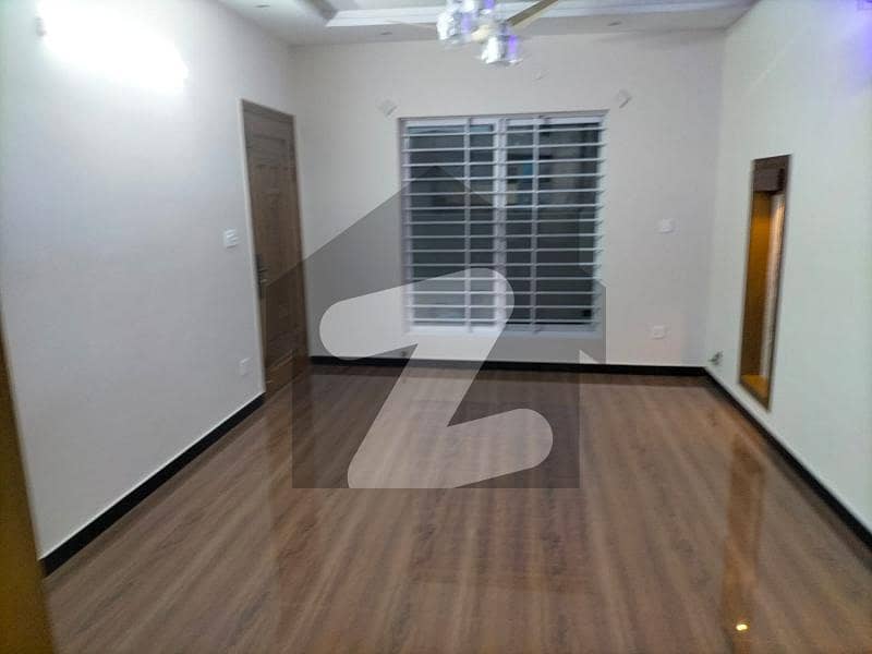 سیٹیلائیٹ ٹاؤن - بلاک ایف سیٹیلائیٹ ٹاؤن راولپنڈی میں 6 کمروں کا 11 مرلہ مکان 9.5 کروڑ میں برائے فروخت۔