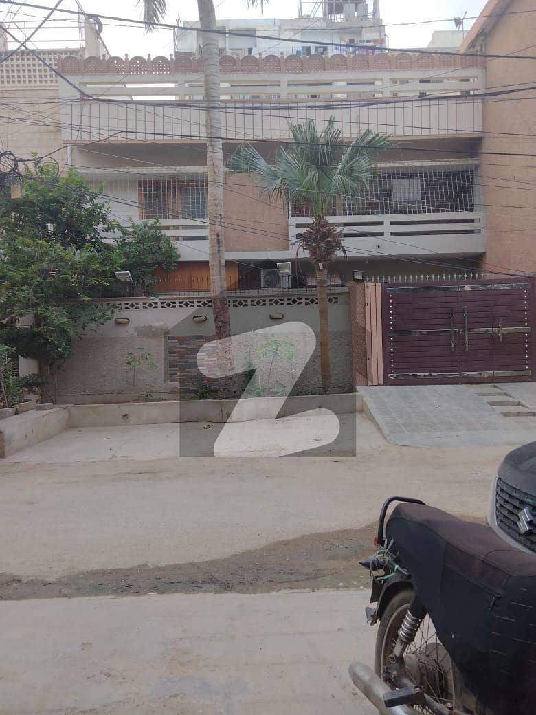 پی ای سی ایچ ایس بلاک 2 پی ای سی ایچ ایس جمشید ٹاؤن کراچی میں 7 کمروں کا 12 مرلہ مکان 9.5 کروڑ میں برائے فروخت۔