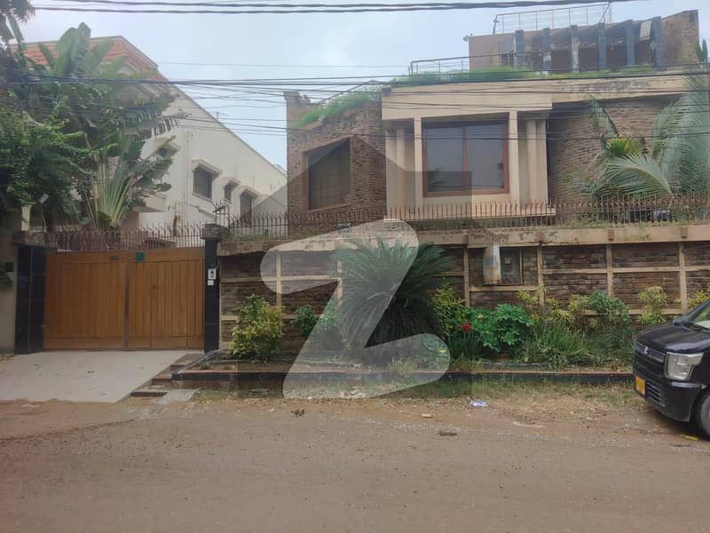 پی ای سی ایچ ایس بلاک 6 پی ای سی ایچ ایس جمشید ٹاؤن کراچی میں 7 کمروں کا 1.2 کنال مکان 16 کروڑ میں برائے فروخت۔
