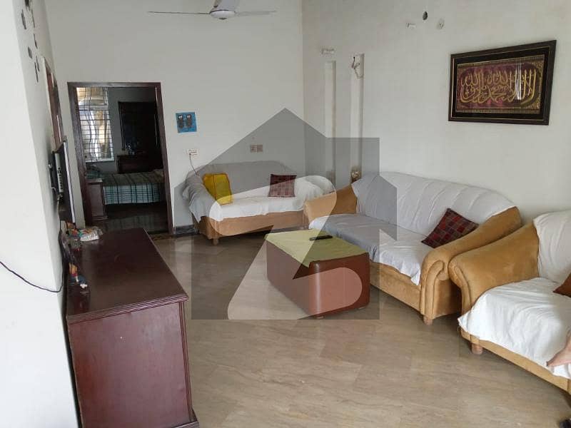 ایل ڈی اے ایوینیو ۔ بلاک جی ایل ڈی اے ایوینیو لاہور میں 5 کمروں کا 10 مرلہ مکان 2.45 کروڑ میں برائے فروخت۔