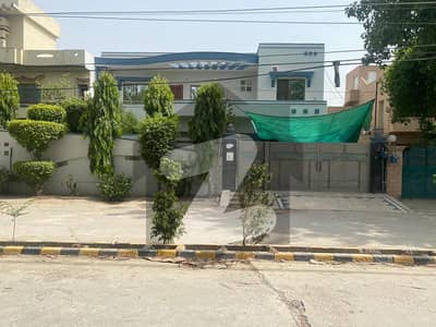 علی ٹاؤن لاہور میں 7 کمروں کا 1 کنال مکان 5 کروڑ میں برائے فروخت۔