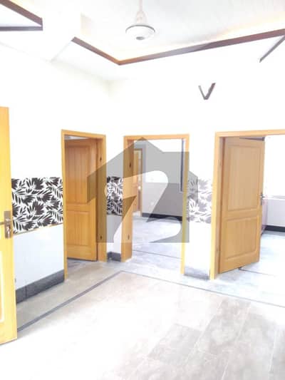 آفیسرز گارڈن کالونی ورسک روڈ پشاور میں 3 کمروں کا 5 مرلہ بالائی پورشن 32 ہزار میں کرایہ پر دستیاب ہے۔