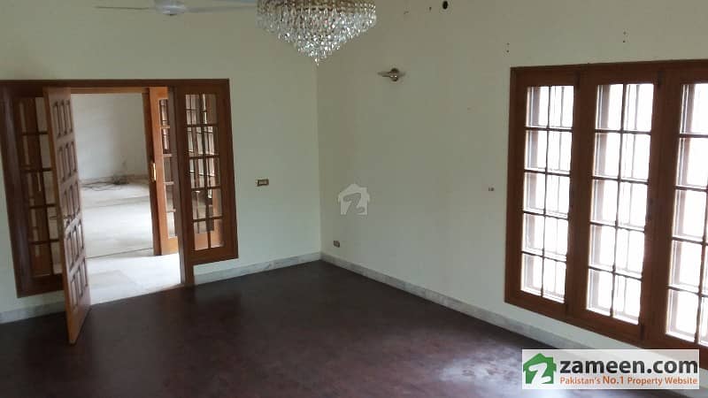 3 Bedroom Full Floor Apartment Available For Rent In Nishat Commercial
