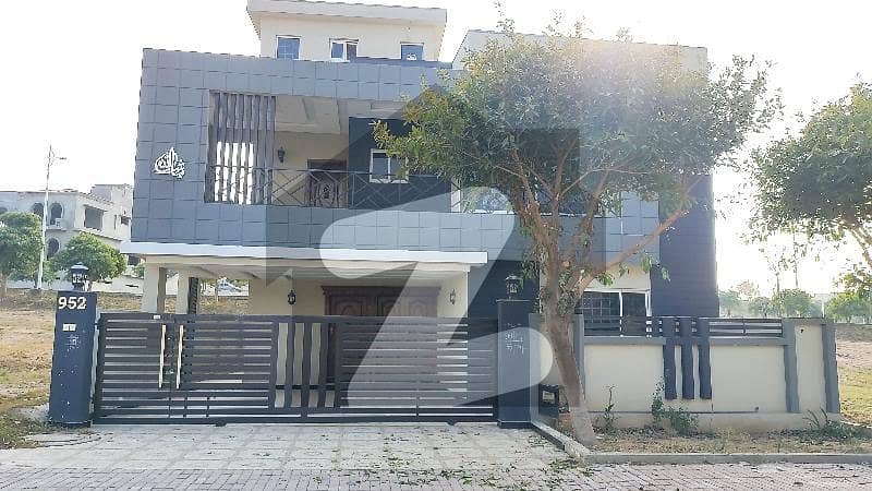 Fantastic Location 10 Marla Ground Portion For Rent ( Note Upper Portion Locked)