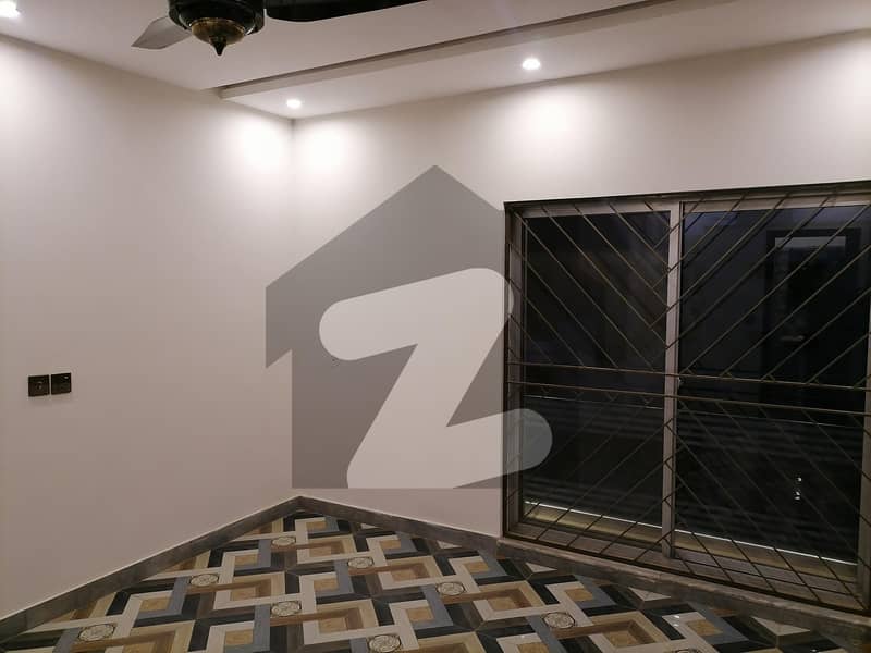 بحریہ نشیمن ۔ سن فلاور بحریہ نشیمن لاہور میں 5 کمروں کا 8 مرلہ مکان 2.1 کروڑ میں برائے فروخت۔