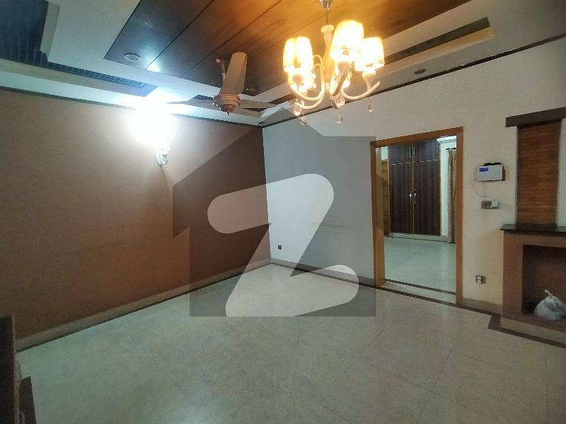 طارق گارڈنز ۔ بلاک بی طارق گارڈنز لاہور میں 4 کمروں کا 10 مرلہ مکان 3.25 کروڑ میں برائے فروخت۔
