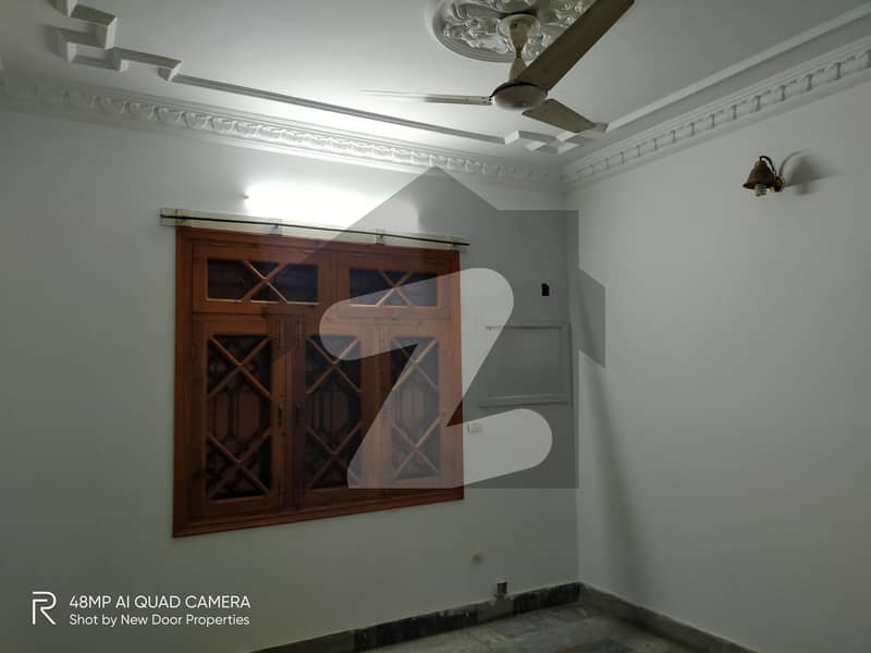 10 Marla House For Grabs In Hayatabad