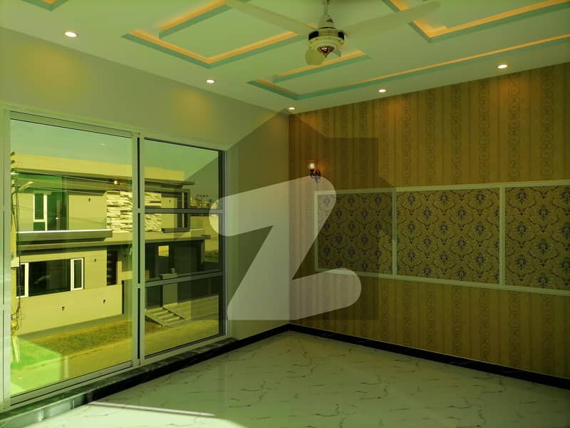 ویلینشیاء ۔ بلاک ای ویلینشیاء ہاؤسنگ سوسائٹی لاہور میں 5 کمروں کا 1 کنال مکان 7.5 کروڑ میں برائے فروخت۔