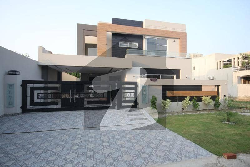 10 MARLA BEAUTIFUL USED BUNGALOW FOR SALE NEAR TO PARK IN DHA PHASE 8