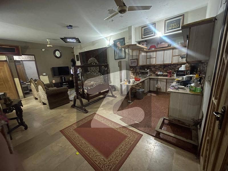 کامران چورنگی کراچی میں 4 کمروں کا 18 مرلہ بالائی پورشن 3.5 کروڑ میں برائے فروخت۔