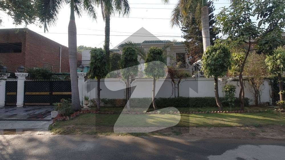 طفیل روڈ کینٹ لاہور میں 5 کمروں کا 1.6 کنال مکان 14 کروڑ میں برائے فروخت۔