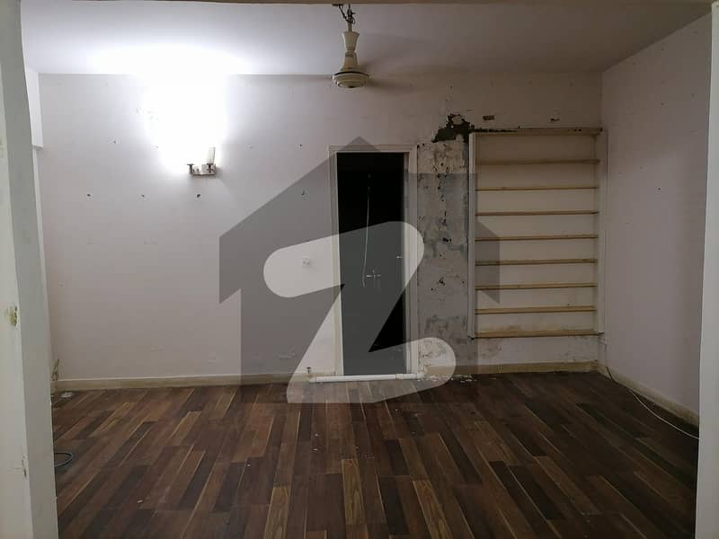 مسلم آباد سوسائٹی کراچی میں 5 کمروں کا 10 مرلہ مکان 7 کروڑ میں برائے فروخت۔
